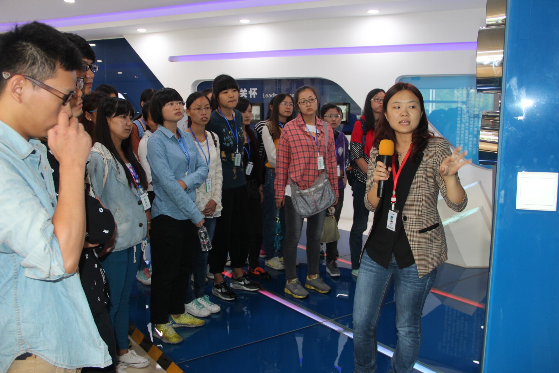 川大學(xué)子參觀長虹格潤