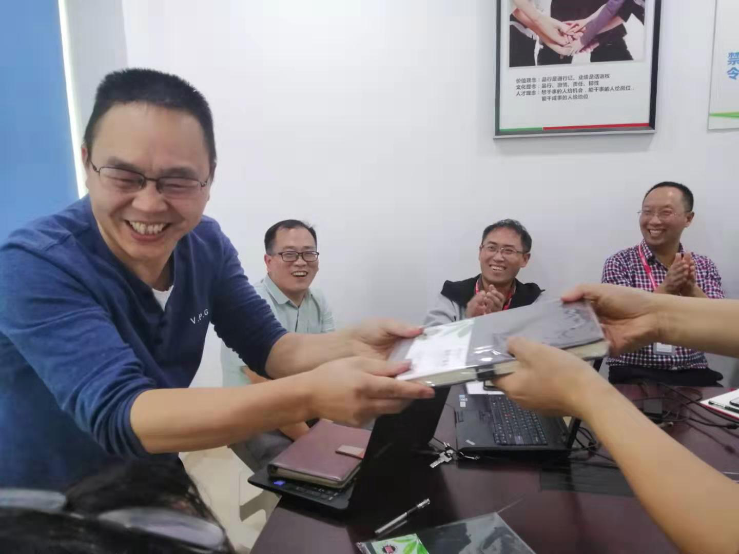 守初心、擔(dān)使命，找差距、抓落實----長虹格潤支部主題黨日活動