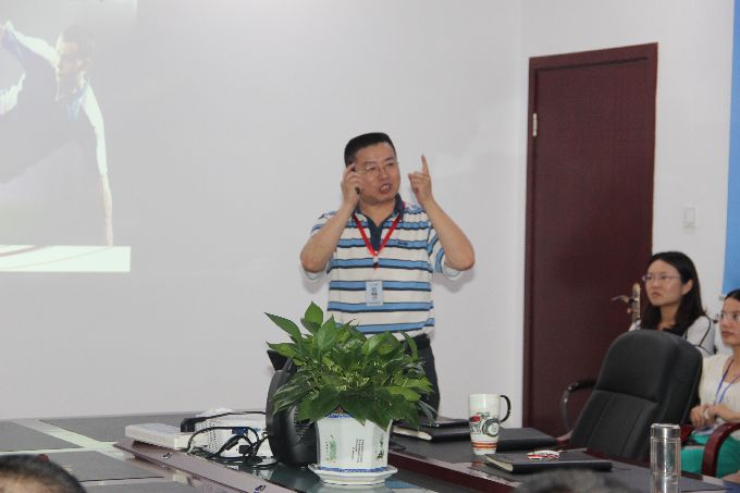 　公司總經(jīng)理吳章杰與員工分享何為“團(tuán)隊”