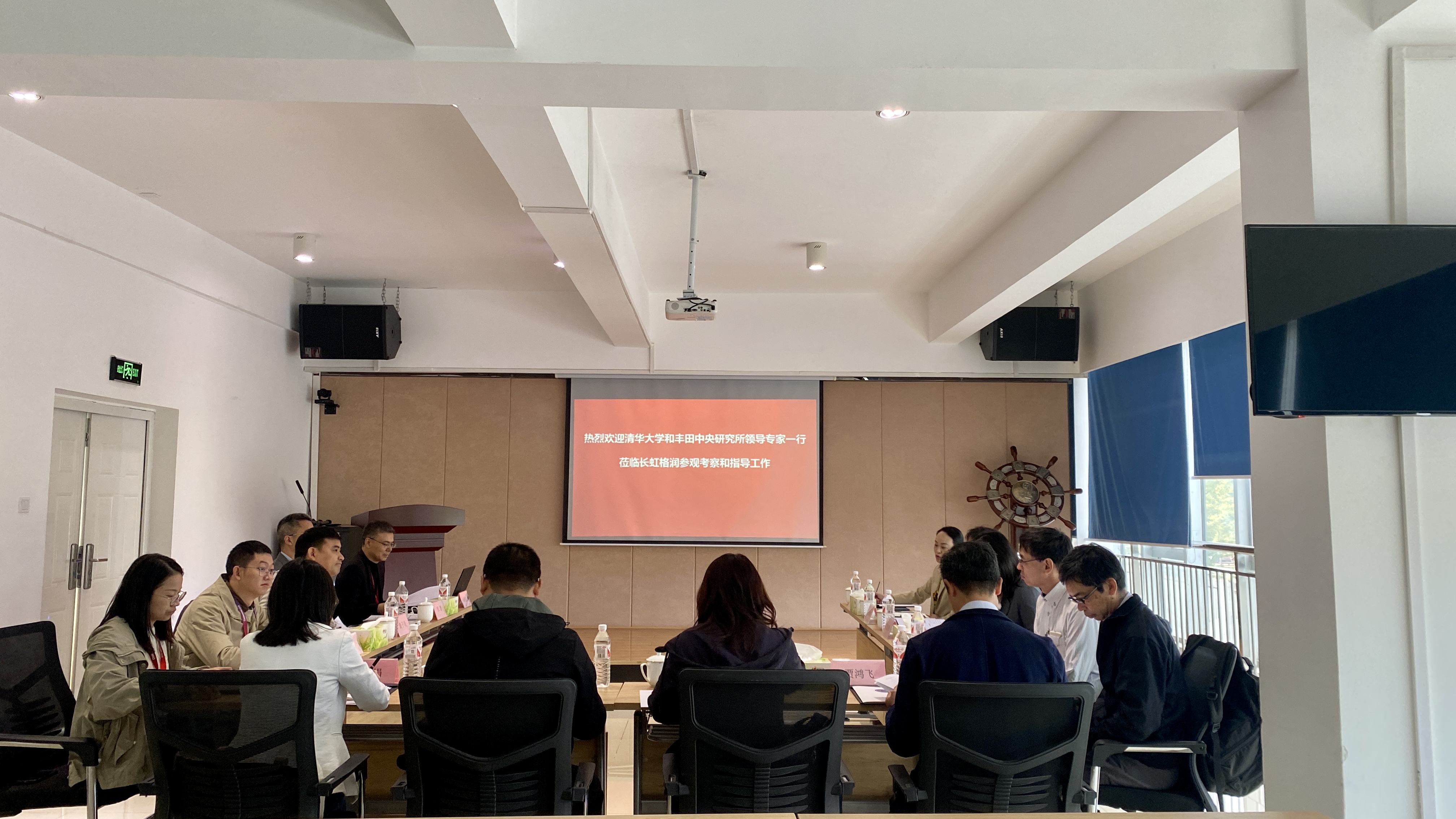 清華大學(xué)、豐田中央研究所領(lǐng)導(dǎo)專(zhuān)家一行蒞臨長(zhǎng)虹格潤(rùn)參觀(guān)考察